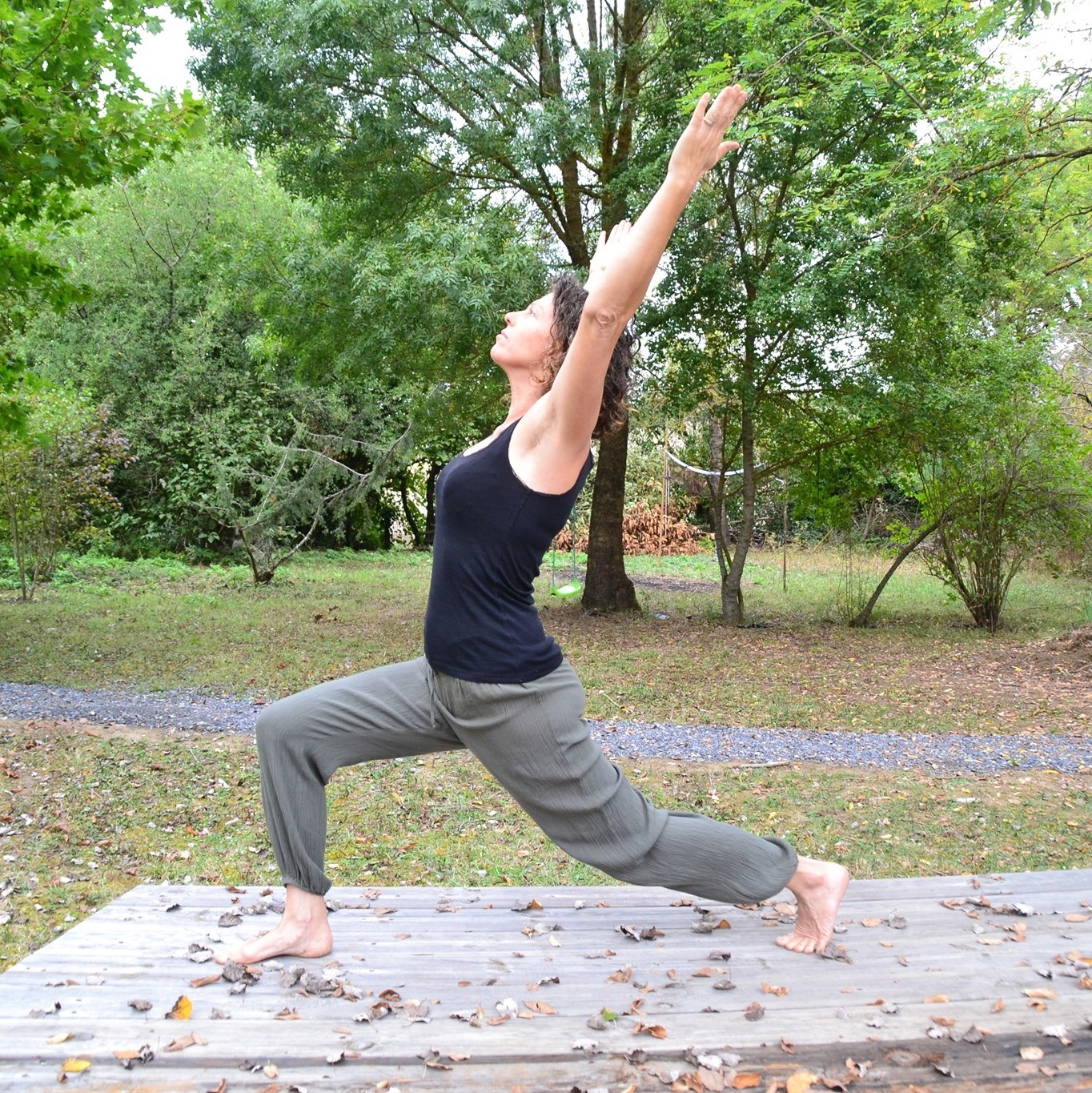 posture de flexion avant face à la nature