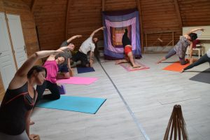 posture demie lune soulevée dans salle en groupe