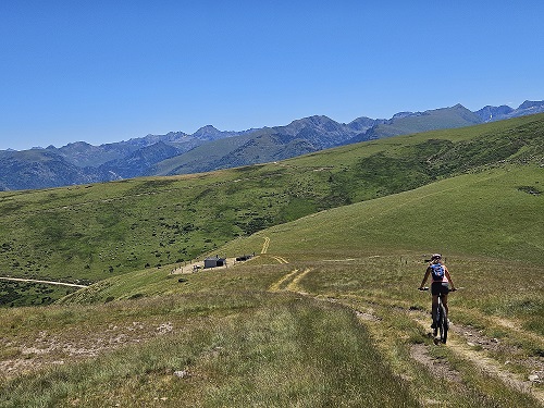 descente à vélo avec Pyrénées en fond
