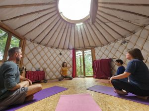 séance collective dans yourte exercice de respiration