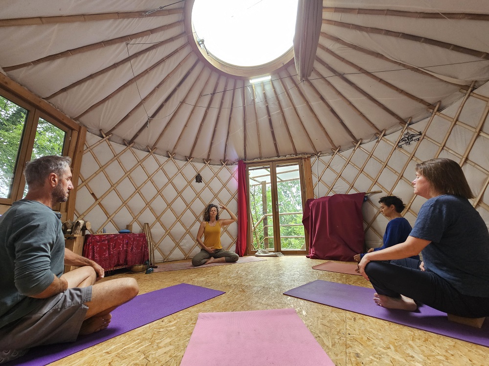 séance collective dans yourte exercice de respiration