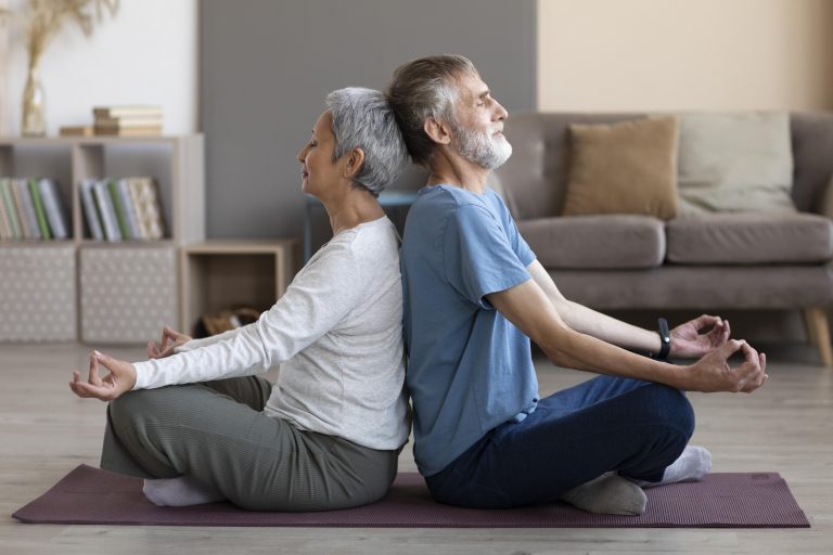 yoga et santé mentale couple senior en méditation